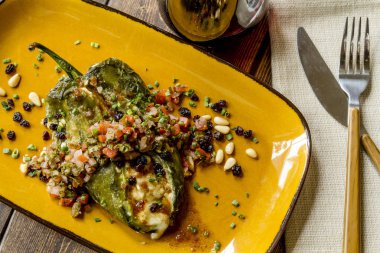 Poblano biber dolması ve Salsa