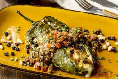 Poblano biber dolması ve Salsa