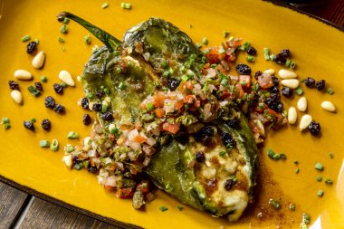 Poblano biber dolması ve Salsa