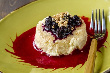 Yaban mersini ve frambuaz sos ile tepesinde cheesecake