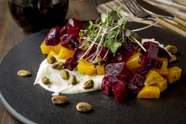 Altın ve kırmızı pancar salatası