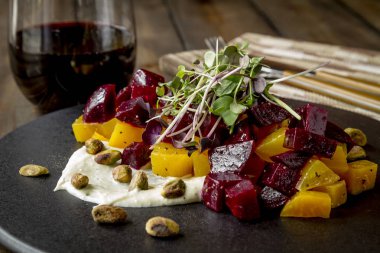 Altın ve kırmızı pancar salatası