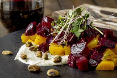 Altın ve kırmızı pancar salatası