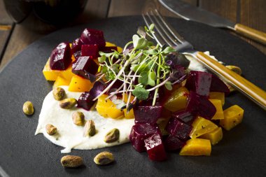 Altın ve kırmızı pancar salatası