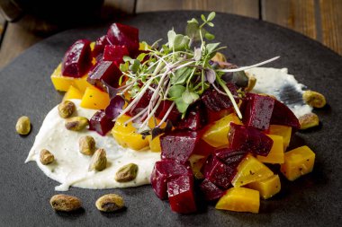 Altın ve kırmızı pancar salatası