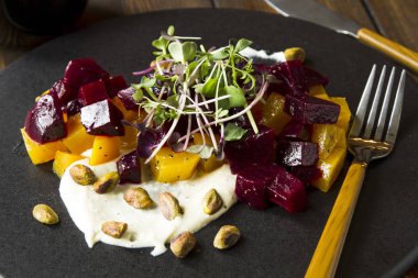 Altın ve kırmızı pancar salatası