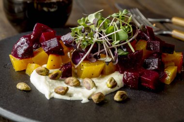 Altın ve kırmızı pancar salatası