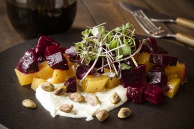 Altın ve kırmızı pancar salatası