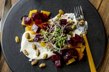 Altın ve kırmızı pancar salatası