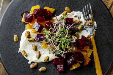 Altın ve kırmızı pancar salatası