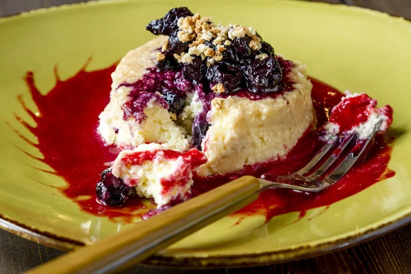 Tarta de queso con arándanos y salsa de frambuesa — Foto de Stock