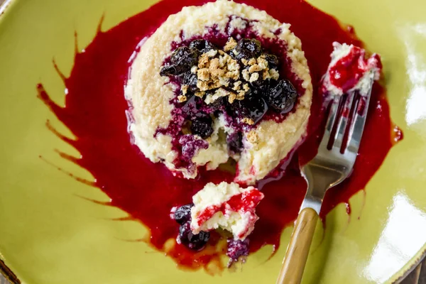 Tarta de queso con arándanos y salsa de frambuesa — Foto de Stock