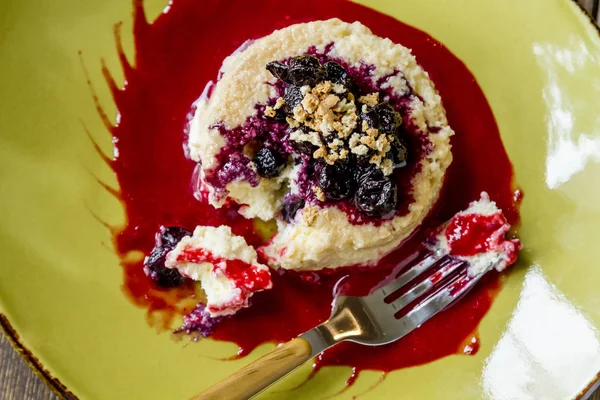 Tarta de queso con arándanos y salsa de frambuesa — Foto de Stock