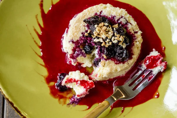 Yaban mersini ve frambuaz sos ile tepesinde cheesecake