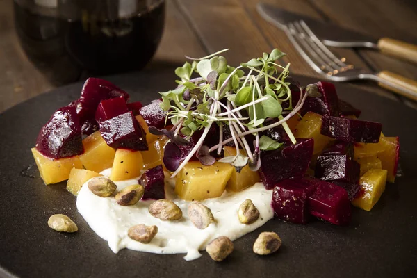 Altın ve kırmızı pancar salatası