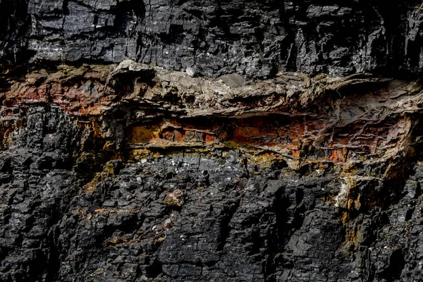 Μαύρο άνθρακα στο φαράγγι βράχου — Φωτογραφία Αρχείου
