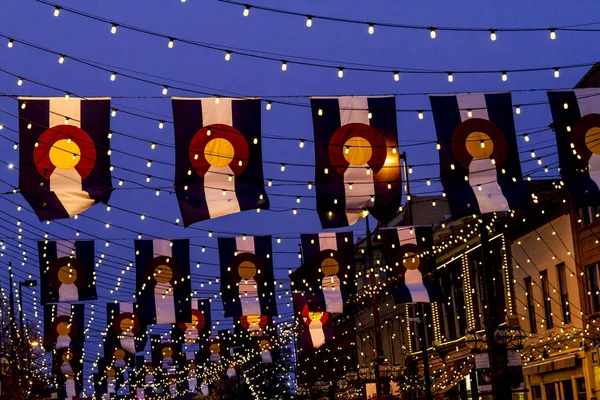 Drapeaux du Colorado sur Larimer Square Denver — Photo