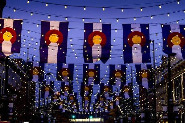 Drapeaux du Colorado sur Larimer Square Denver — Photo