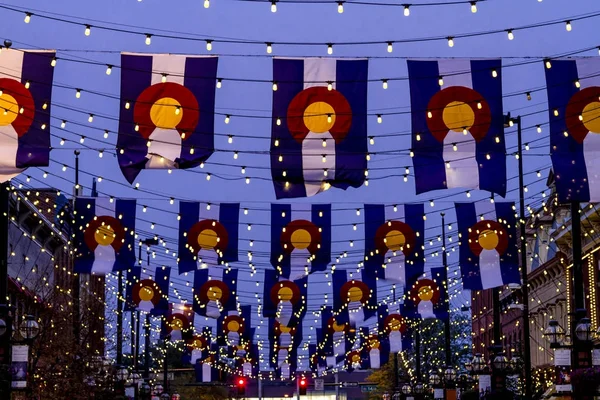 Drapeaux du Colorado sur Larimer Square Denver — Photo