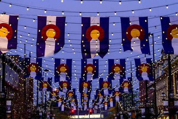 Drapeaux du Colorado sur Larimer Square Denver — Photo