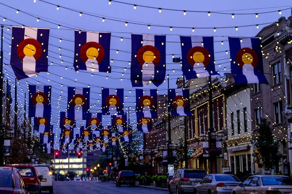 Drapeaux du Colorado sur Larimer Square Denver — Photo