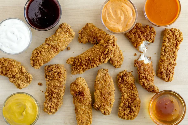 Strisce di pollo fritto con varietà di salse — Foto Stock