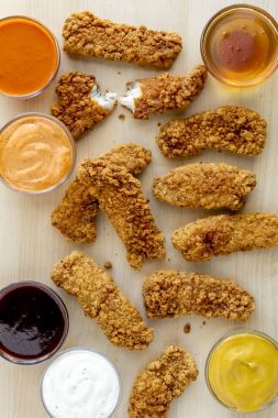 Çeşitli soslar kızarmış tavuk şeritler