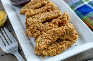 Çeşitli soslar kızarmış tavuk şeritler