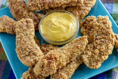 Çeşitli soslar kızarmış tavuk şeritler