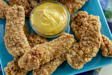 Çeşitli soslar kızarmış tavuk şeritler