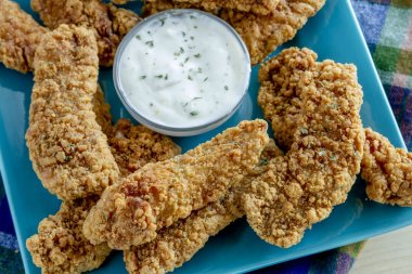 Çeşitli soslar kızarmış tavuk şeritler