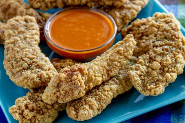 Çeşitli soslar kızarmış tavuk şeritler