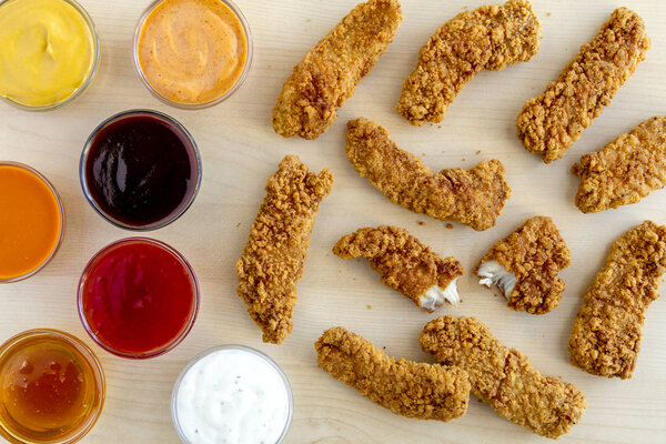Жареные куриные полоски с различными соусами
