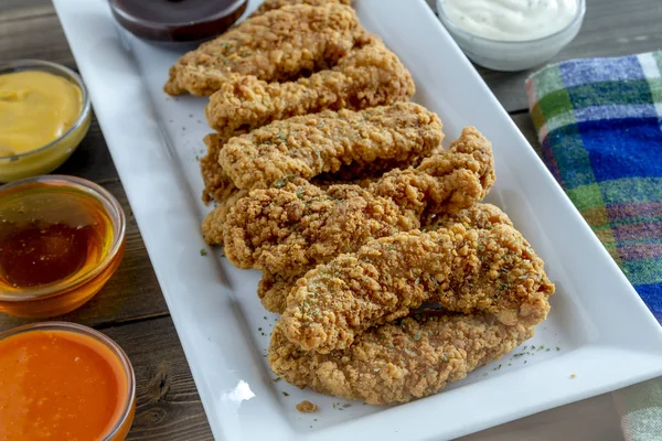 Strisce di pollo fritto con varietà di salse — Foto Stock