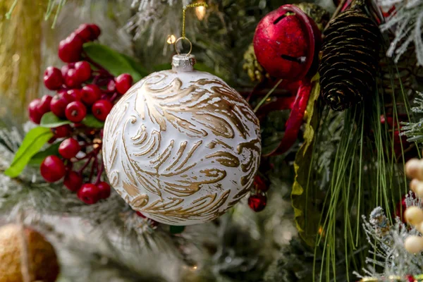 Ornamentos de Natal pendurados na árvore — Fotografia de Stock