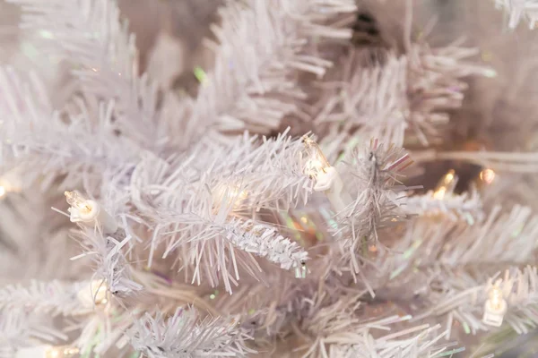 Witte kerstboom met licht — Stockfoto