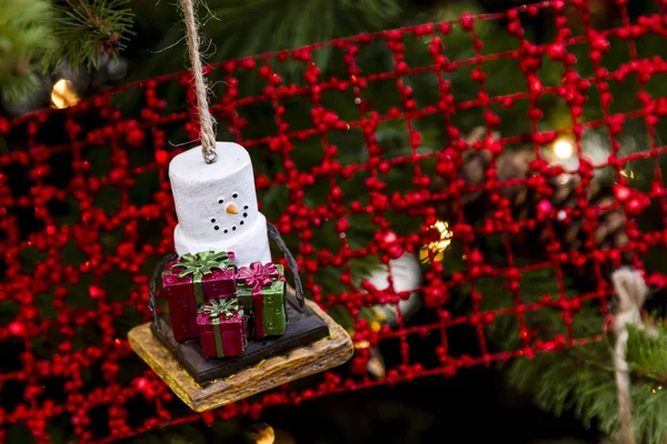 Weihnachtsschmuck am Baum aufhängen — Stockfoto