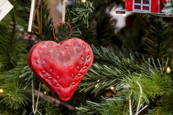 Weihnachtsschmuck am Baum aufhängen — Stockfoto