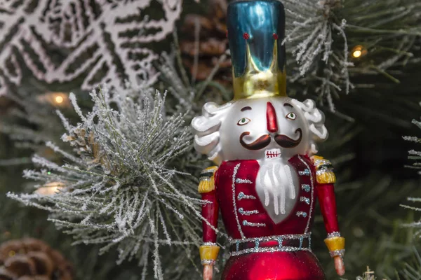 Opknoping Kerst ornamenten op de boom — Stockfoto