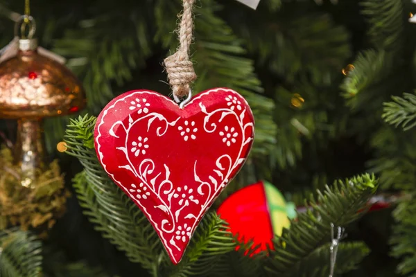 Hängande Christmas Ornament på träd — Stockfoto