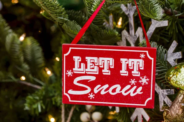 Hängande Christmas Ornament på träd — Stockfoto