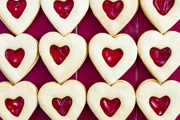Confiture remplie Saint Valentin biscuits cardiaques et thé — Photo