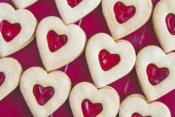 Confiture remplie Saint Valentin biscuits cardiaques et thé — Photo