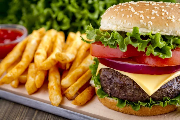 Hamburger op sesam zaad broodje met friet — Stockfoto