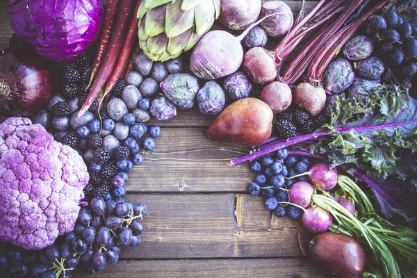 Hintergrund von lila Gemüse und Früchten — Stockfoto