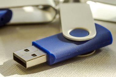 USB flash sürücüler gri arka plan üzerinde