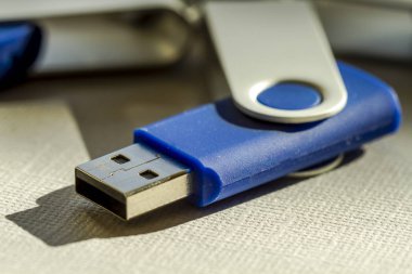USB flash sürücüler gri arka plan üzerinde