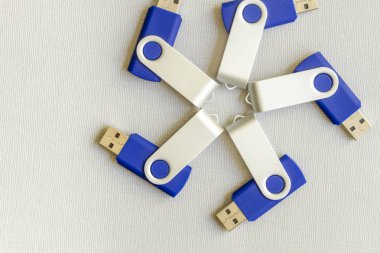 USB flash sürücüler gri arka plan üzerinde