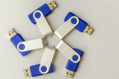 USB flash sürücüler gri arka plan üzerinde