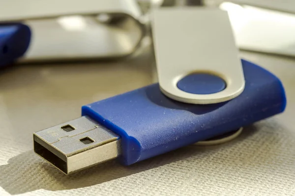 Clés USB sur fond gris — Photo